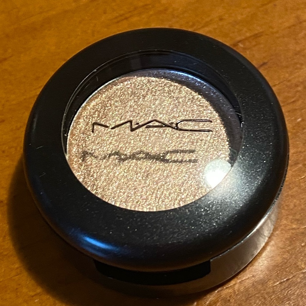 MAC Dazzleshadow Eyeshadow Oh So Gilty - Picture 8 of 17